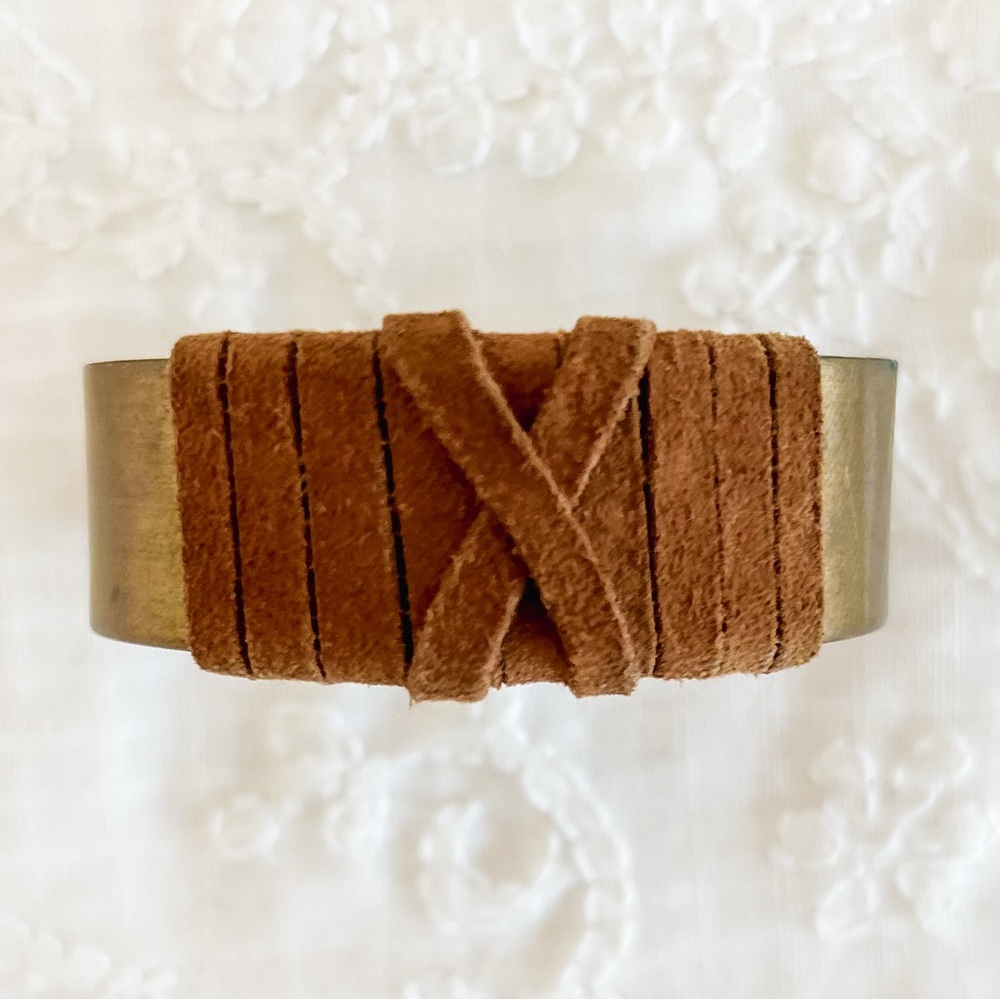 Vintage Brass and Suede Cuff Bracelet Boho Chic Jewelry - Picture 3 of 8